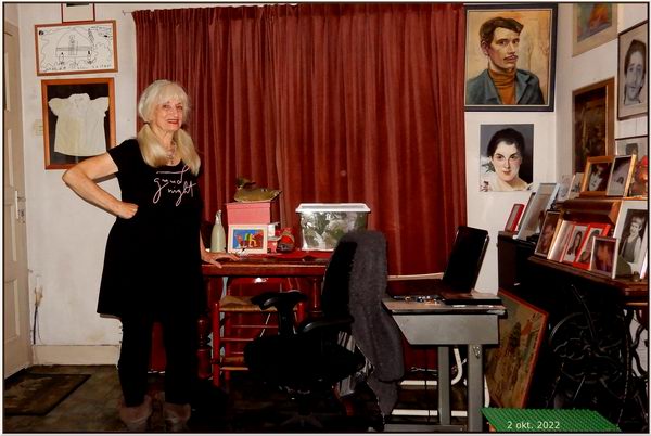 Mijn moeder met zilvergrijze paardestaarten in haar rommelig interieurtje aan de Wulpstraat in 2022